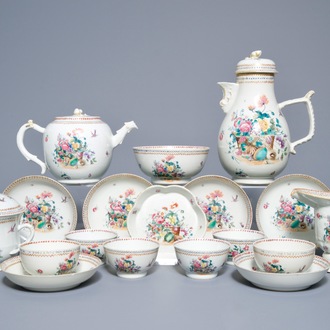 Een Chinees famille rose 18-delig theeservies met fruitmanden en bloemen, Qianlong